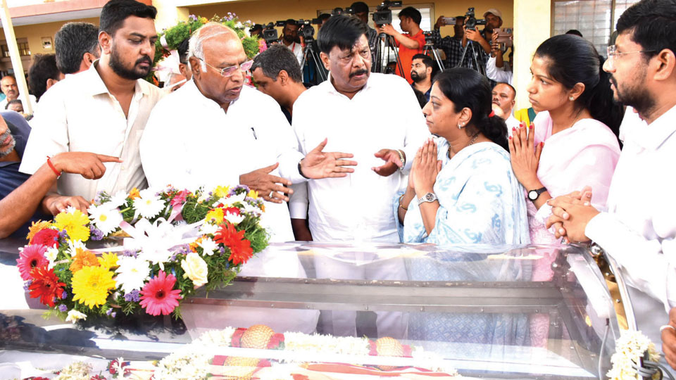 Kharge consoles Prasad’s grieving family members.