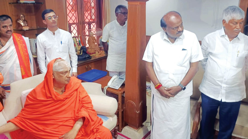 H.D. Kumaraswamy visits Suttur Mutt