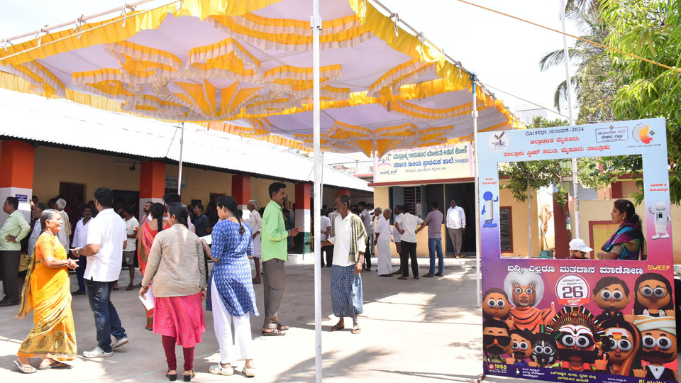 2,700 voters exercise franchise even after polling ends at 6 pm