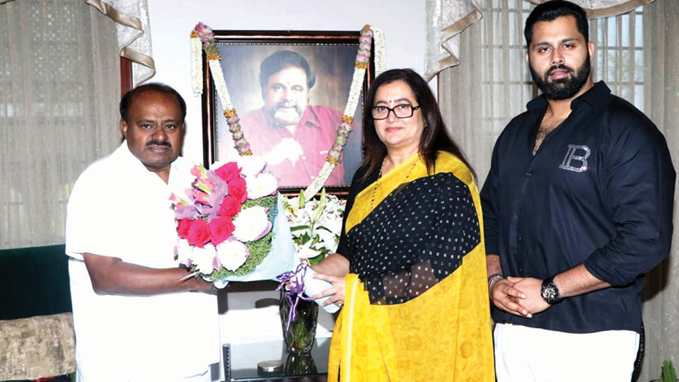 H.D. Kumaraswamy reaches out to Mandya MP Sumalatha