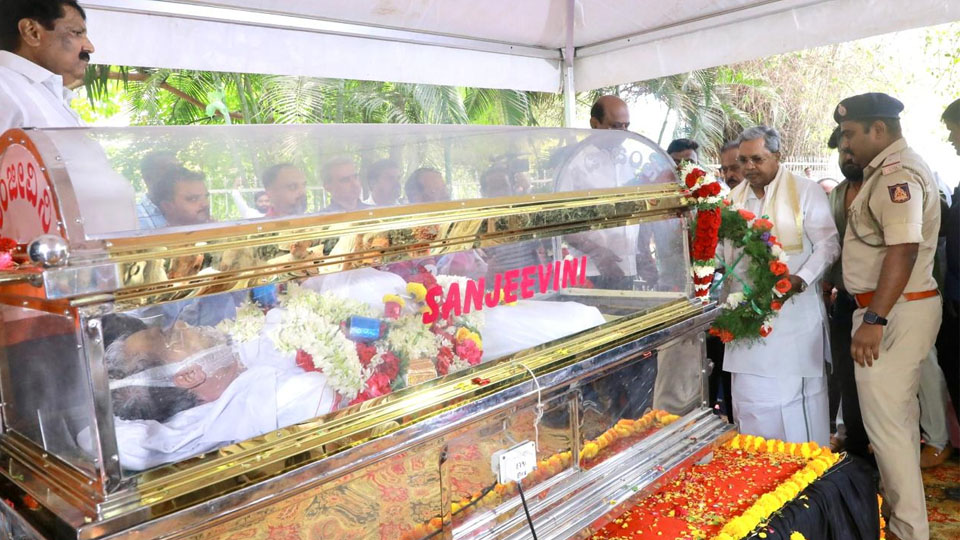 Dwarakish cremated with Police honours