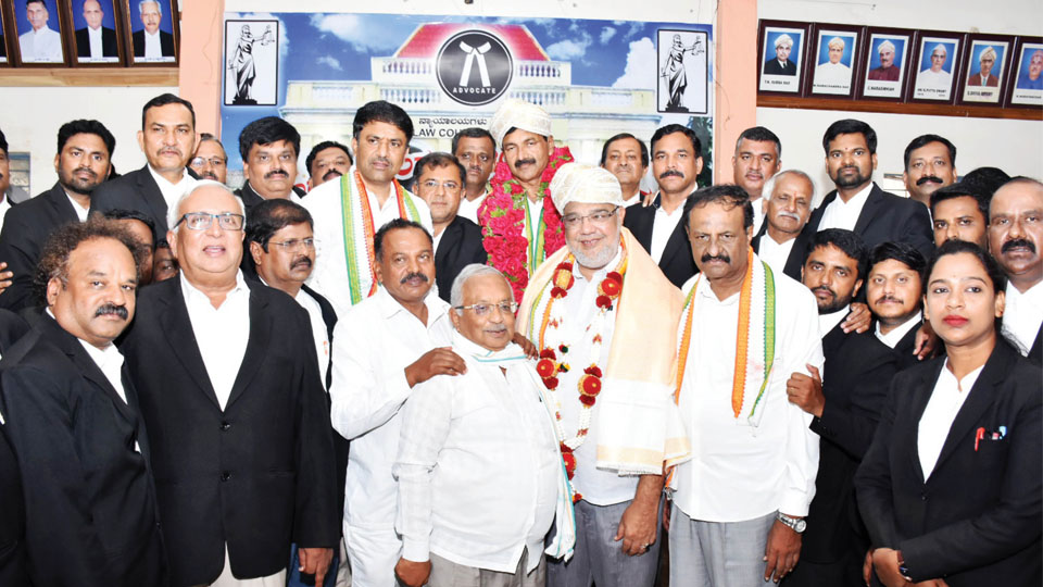 Mysuru-Kodagu LS seat Congress candidate M. Lakshmana meets city advocates