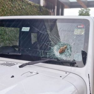 Robbery attempt: Stones hurled at speeding vehicle