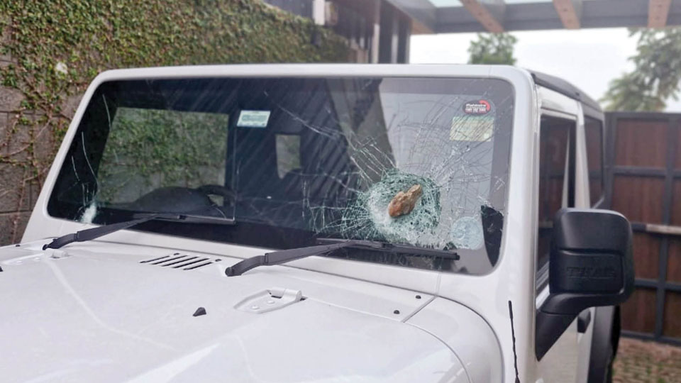 Robbery attempt: Stones hurled at speeding vehicle