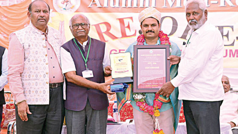 ‘Adarsha Parisaravadi’ Award for Bodhi Vruksha Samsthe