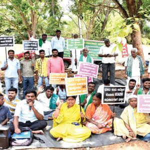 Farmers stage protest demanding jobs for land losers