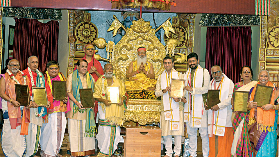 Sri Ganapathy Swamiji confers Datta Peetha titles