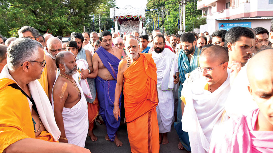 Traditional Durbar ritual of Sri Vyasaraja Gurusarvabhowma held in city