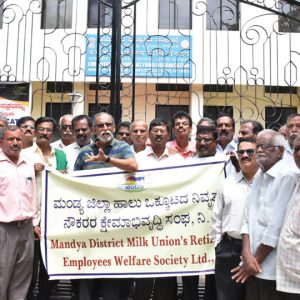 Retired MANMUL staff protest delay in pension