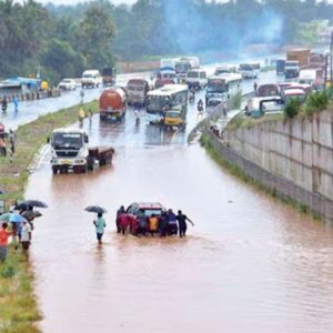 Mysuru-Bengaluru Highway flooded; vehicles stranded