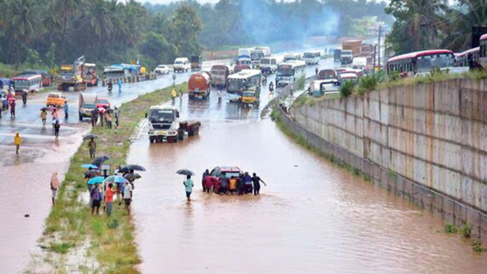 Mysuru-Bengaluru Highway flooded; vehicles stranded