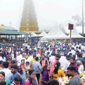 Chaos atop Chamundi Hill during Dasara holidays