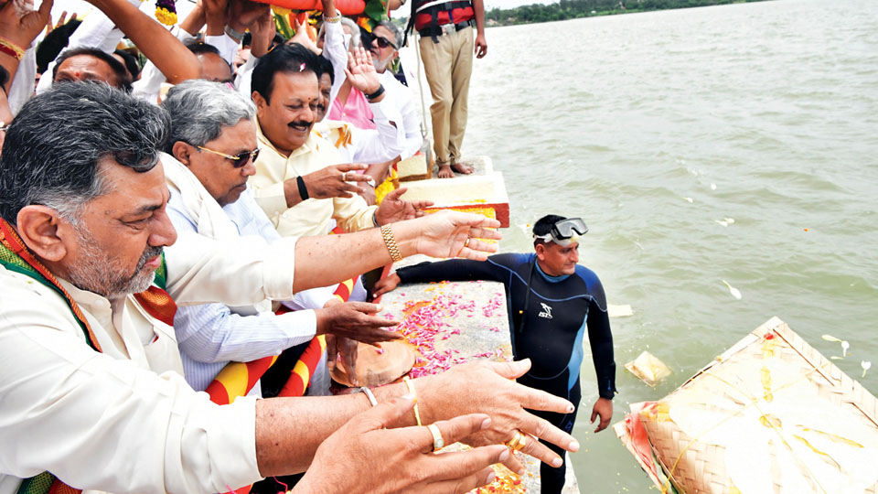 CM offers ‘Bagina’ at KRS Dam