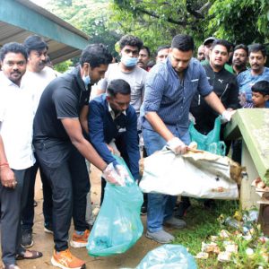 MP Yaduveer joins cleanliness drive at Kukkarahalli Lake