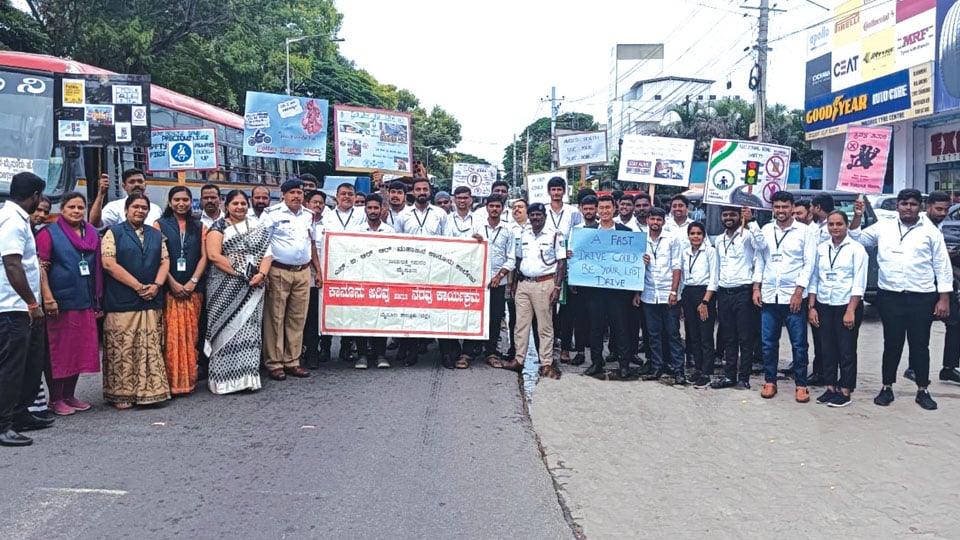 Mahajana Law College students create awareness on traffic rules