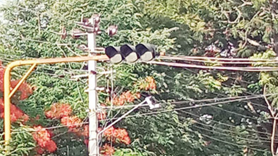 Defunct traffic signal at busy Vontikoppal junction