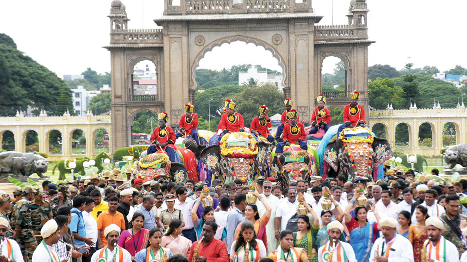 Dasara Jumbos enter Palace