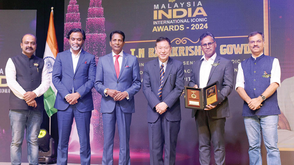 Dr. BKG honoured with ‘Asianet Suvarna Malaysia India International Iconic Award’