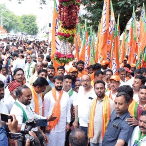 BJP-JD(S) workers march to Maharaja's College Grounds in large numbers