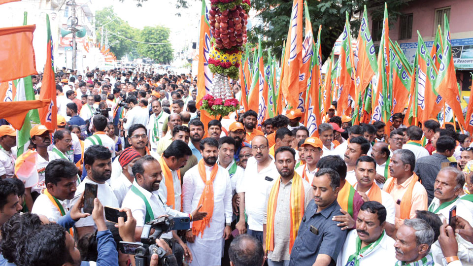 BJP-JD(S) workers march to Maharaja’s College Grounds in large numbers