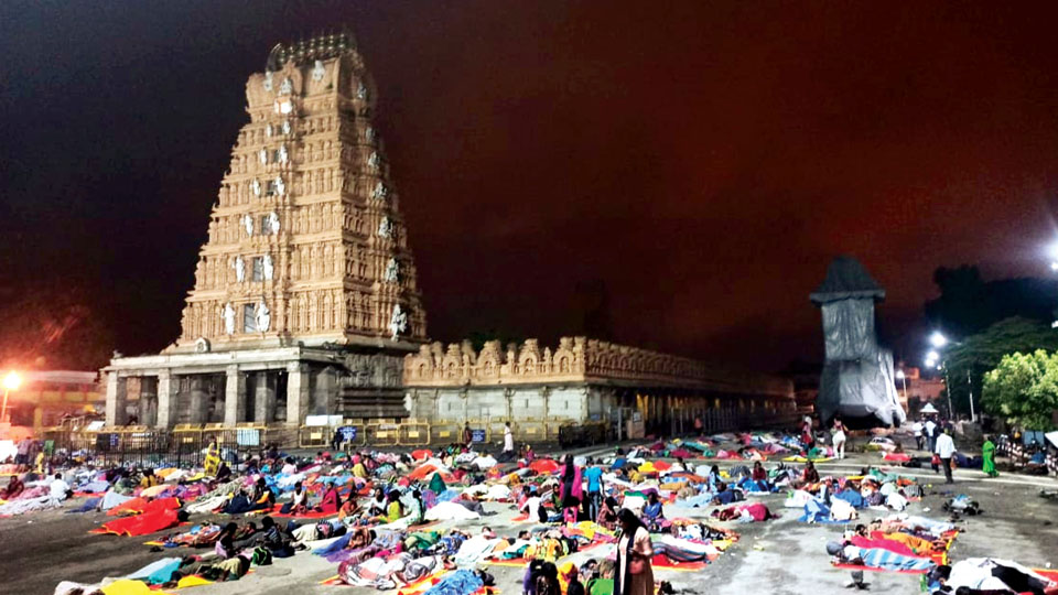 Devotees sleep on roads & open spaces around Nanjangud Temple