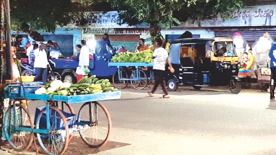 Goods autos, pushcart vendors occupy roads in Hebbal