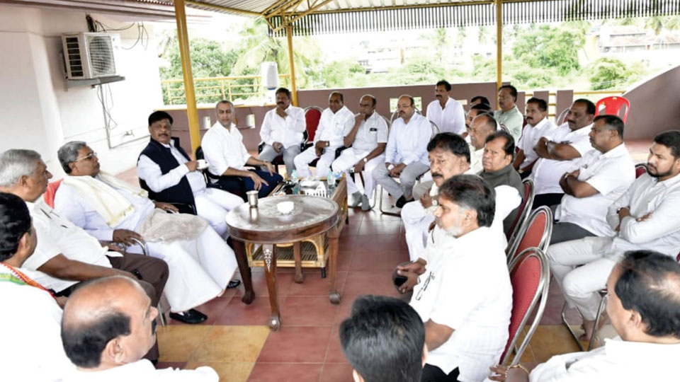 CM holds breakfast meeting with Congress leaders in Mysuru