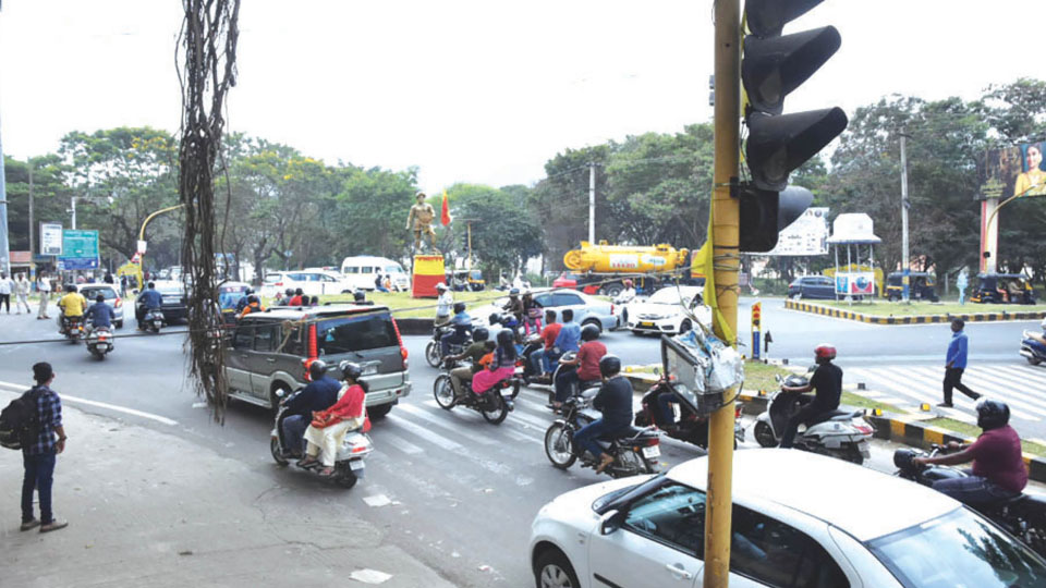 Traffic signal lights off: Chaos at major Junctions, Circles