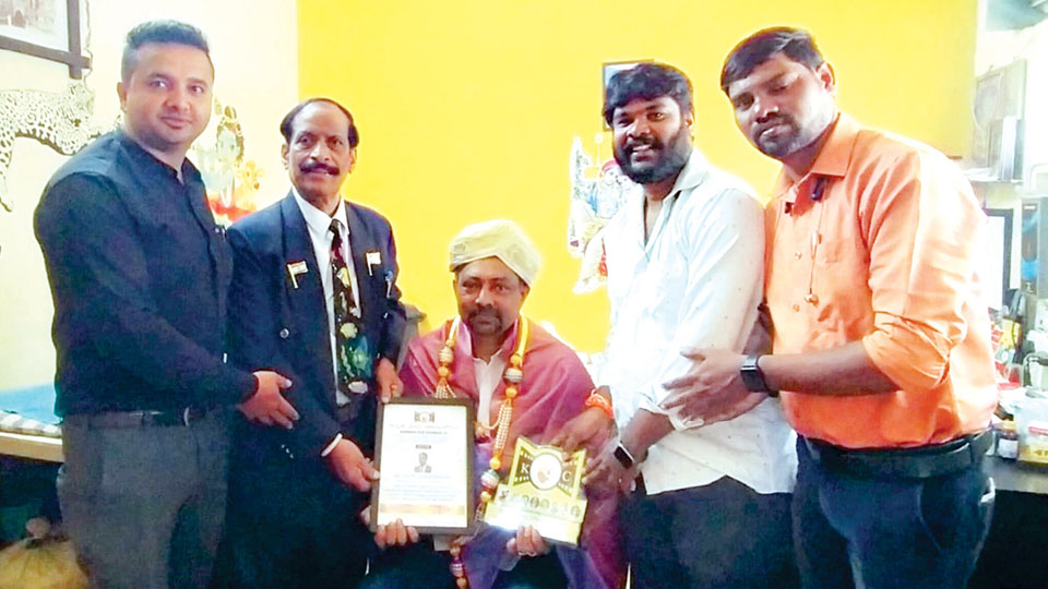 Mysuru Physician presented with ‘Samaja Seva Ratna Award’