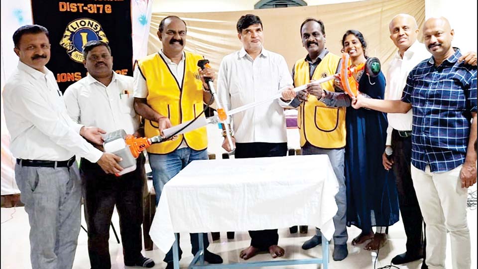 Lions Club of Mysore Vishwamanava Kuvempu donates grass-cutting machine