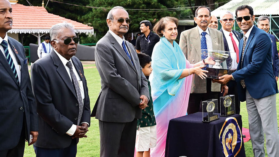 Mysore Monsoon Races: Trophies presented