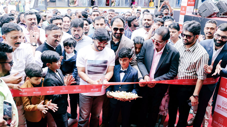  ‘Golden Star’ Ganesh inaugurates MS Gold & Diamonds Showroom