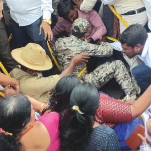 High drama at Mysore Airport as CM’s supporters rally behind him