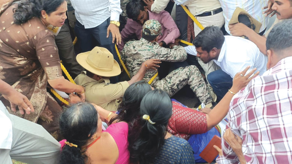 High drama at Mysore Airport as CM’s supporters rally behind him