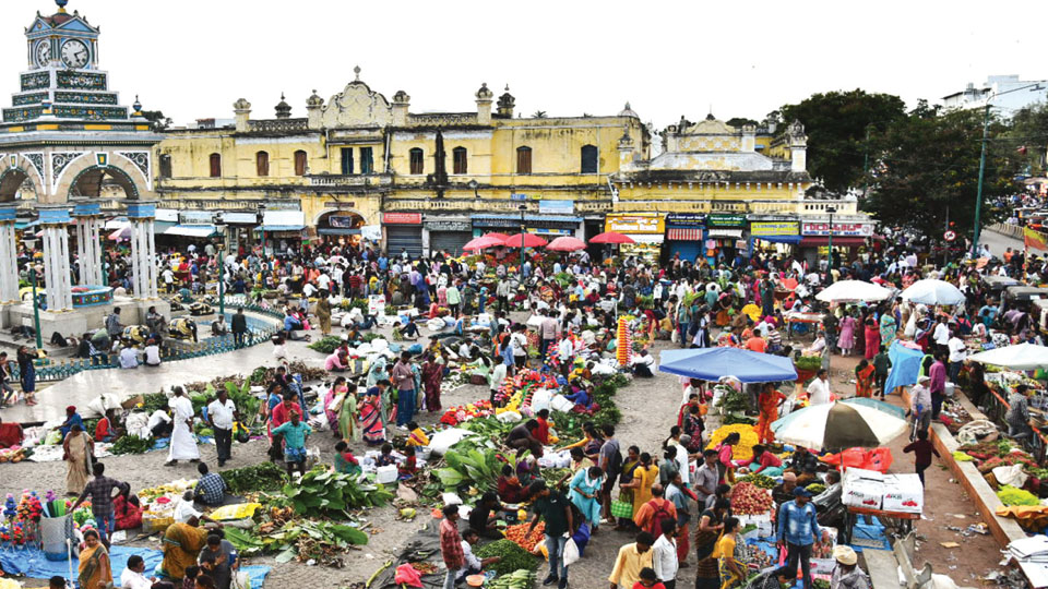 City markets buzz with festival shoppers