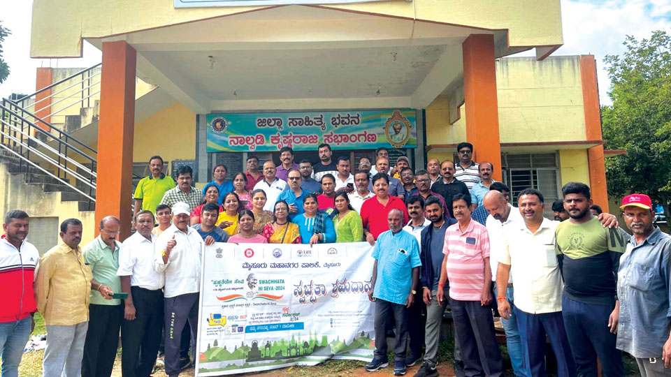 Vijayanagar 1st Stage Welfare Association holds Shramdan