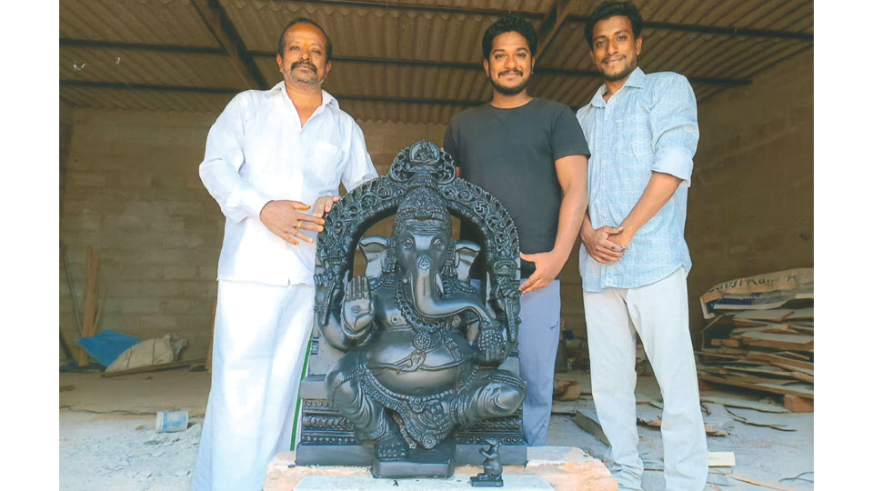 City sculptor carves Ganesha idol for Maharashtra temple