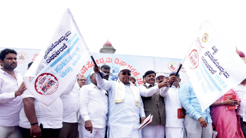 Siddaramaiah inaugurates World Tourism Day fete