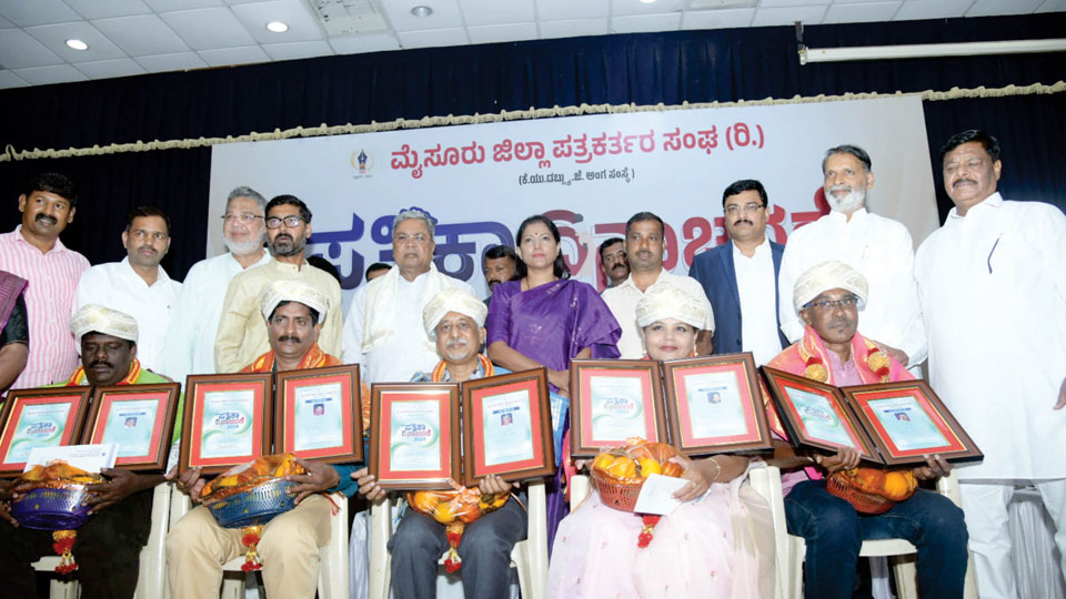 Felicitation marks Newspaper Day