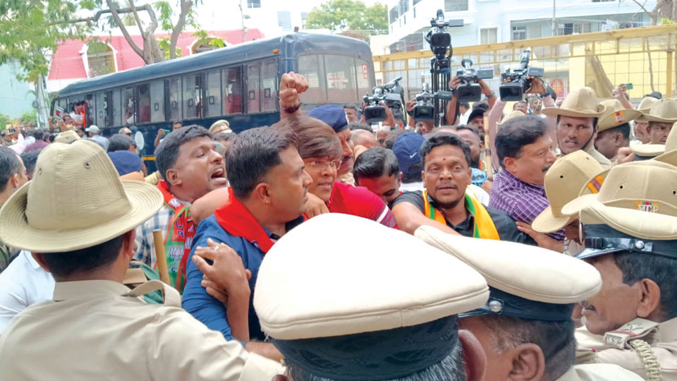 BJP workers’ bid to mob CM at ZP thwarted