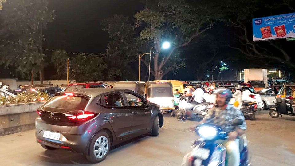 Jumboo Savari rehearsal causes traffic jam on Tilaknagar-Sayyaji Rao Road Junction