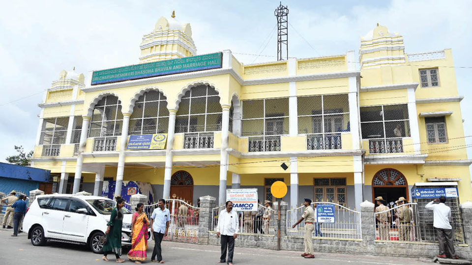 Night-time free meals atop Hill Temple