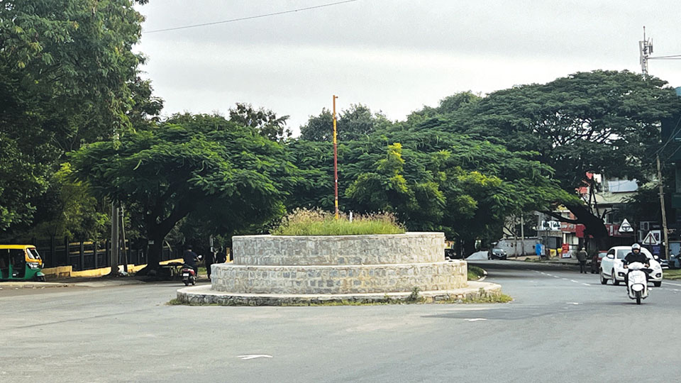 MCC’s unfinished structure on Vishwamanava Double Road