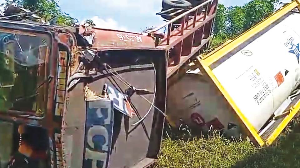 Tanker overturns on Nanjangud road