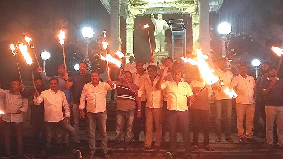 City Congress stages candle light demonstration