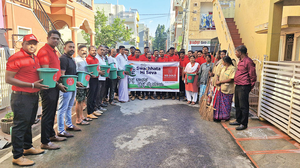 Swachh Bharat Mission initiative: M.S. Gold distributes dustbins