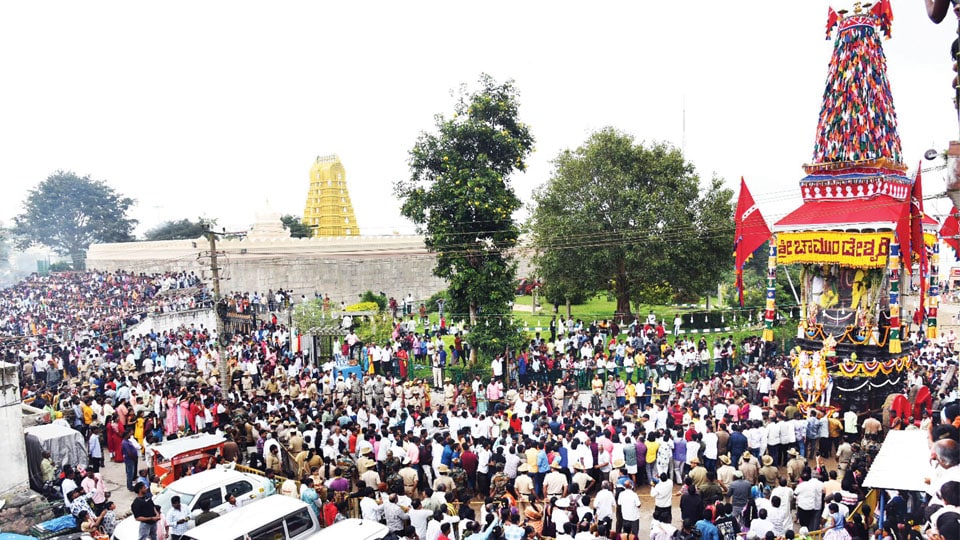 Rathotsava atop Chamundi Hill draws huge crowd