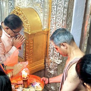 Home Minister, wife pray at Chamundi Hill Temple