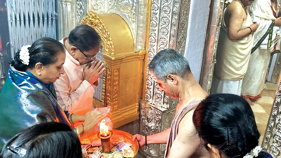 Home Minister, wife pray at Chamundi Hill Temple