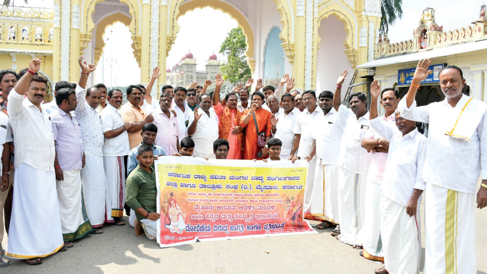 Mangalavadya artistes stage protest against injustice during Dasara